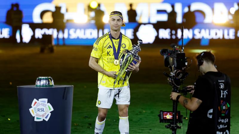 Ronaldo lập cú đúp, ấn định chiến thắng 4-1 giúp Al-Nassr vô địch đầy cảm xúc.
